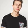 Pier One Uomo T-shirt Con Stampa - Black 11 Pier One Uomo T-shirt Con Stampa - Black -Offerta Economica Pier One 2066a39a5f0340aab8c9c2a9fcc0b05e