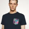 Pier One Uomo T-shirt Con Stampa - Dark Blue 11 Pier One Uomo T-shirt Con Stampa - Dark Blue -Offerta Economica Pier One 26cc8f6811a74af587a73cbcb7be4691