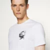 Pier One Uomo T-shirt Con Stampa - White 11 Pier One Uomo T-shirt Con Stampa - White -Offerta Economica Pier One 55b632cba537473898bf90f00327c01b