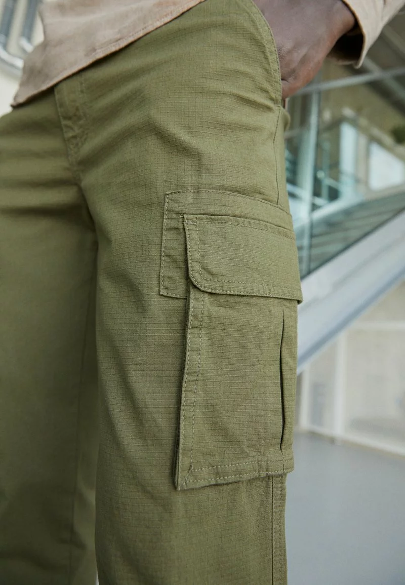 Pier One Uomo Pantaloni Cargo - Olive 5 Pier One Uomo Pantaloni Cargo - Olive - immagine 3