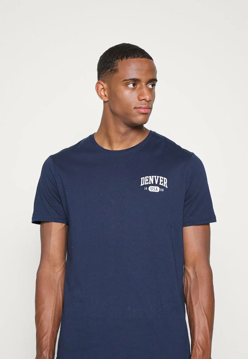 Pier One Uomo GRAPHIC T-SHIRT - T-shirt Con Stampa - Dark Blue 8 Pier One Uomo GRAPHIC T-SHIRT - T-shirt Con Stampa - Dark Blue - immagine 6