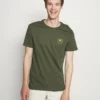 Pier One Uomo T-shirt Con Stampa - Olive 2 Pier One Uomo T-shirt Con Stampa - Olive -Offerta Economica Pier One 68df46a1870443d387bc68793c5ed857