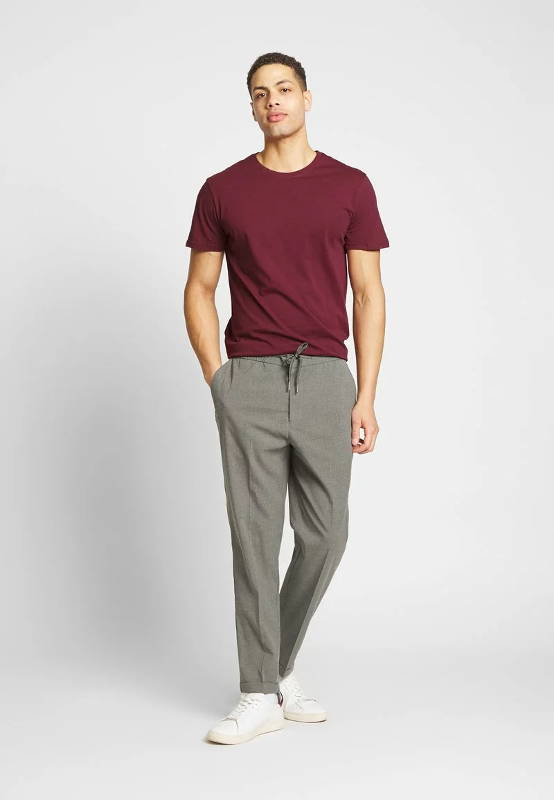 Pier One Uomo 3 PACK - T-shirt Basic - White/dark Blue/red 4 Pier One Uomo 3 PACK - T-shirt Basic - White/dark Blue/red - immagine 2