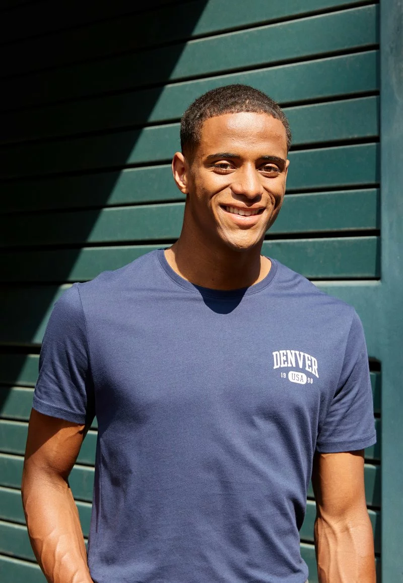 Pier One Uomo GRAPHIC T-SHIRT - T-shirt Con Stampa - Dark Blue 5 Pier One Uomo GRAPHIC T-SHIRT - T-shirt Con Stampa - Dark Blue - immagine 3