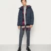 Pier One Uomo BASIC PUFFER JACKET WITH CONTRAST HOOD - Giacca Invernale - Dark Blue/bordeaux 8 Pier One Uomo BASIC PUFFER JACKET WITH CONTRAST HOOD - Giacca Invernale - Dark Blue/bordeaux -Offerta Economica Pier One 977ce78aff994bc0b0b19896b172ccb9