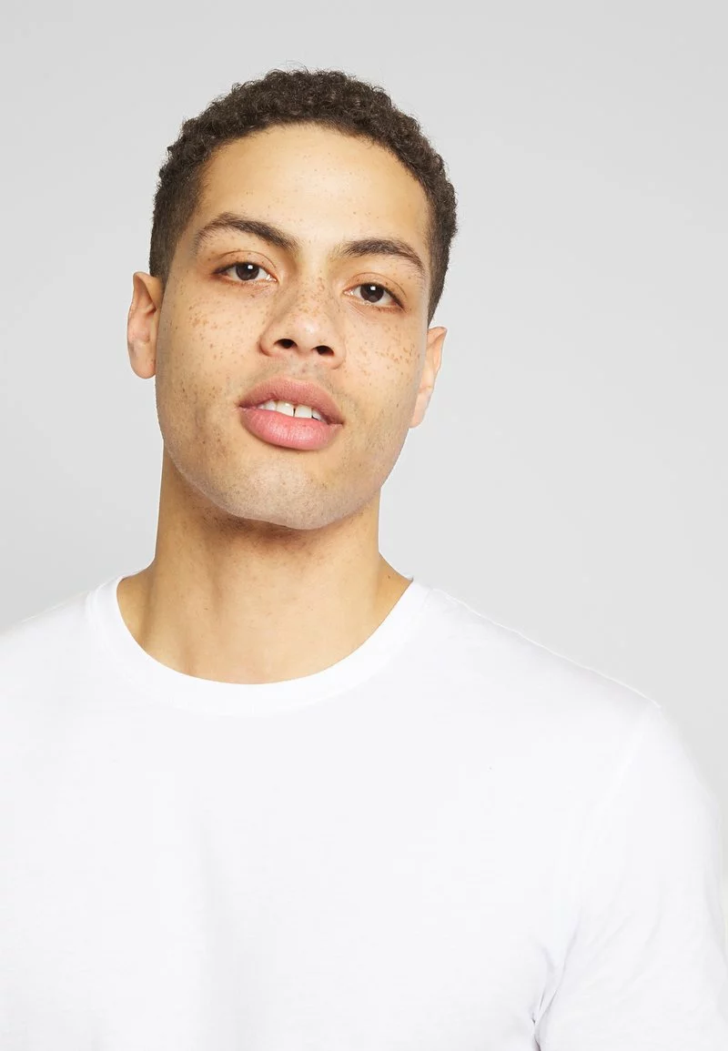 Pier One Uomo 3 PACK - T-shirt Basic - White/dark Blue/red 7 Pier One Uomo 3 PACK - T-shirt Basic - White/dark Blue/red - immagine 5