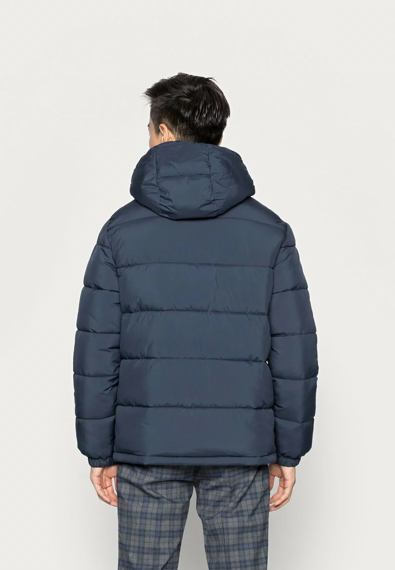 Pier One Uomo BASIC PUFFER JACKET WITH CONTRAST HOOD - Giacca Invernale - Dark Blue/bordeaux 5 Pier One Uomo BASIC PUFFER JACKET WITH CONTRAST HOOD - Giacca Invernale - Dark Blue/bordeaux - immagine 3