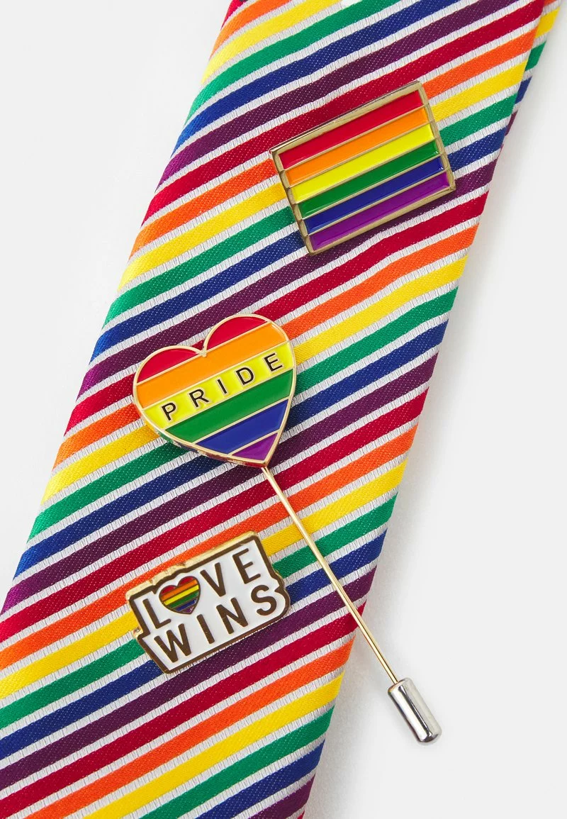 Pier One Uomo PRIDE RAINBOW PINS SET - Cravatta - Multi-coloured 7 Pier One Uomo PRIDE RAINBOW PINS SET - Cravatta - Multi-coloured - immagine 5
