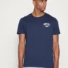 Pier One Uomo GRAPHIC T-SHIRT - T-shirt Con Stampa - Dark Blue 15 Pier One Uomo GRAPHIC T-SHIRT - T-shirt Con Stampa - Dark Blue -Offerta Economica Pier One e21ccda63b744cb2bf15bbe44e66c230