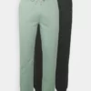 Pier One Uomo 2er PACK - Pantaloni Sportivi - Green/black 1 Pier One Uomo 2er PACK - Pantaloni Sportivi - Green/black -Offerta Economica Pier One e9e52a633c1c4d2b95660c1da4b10a89