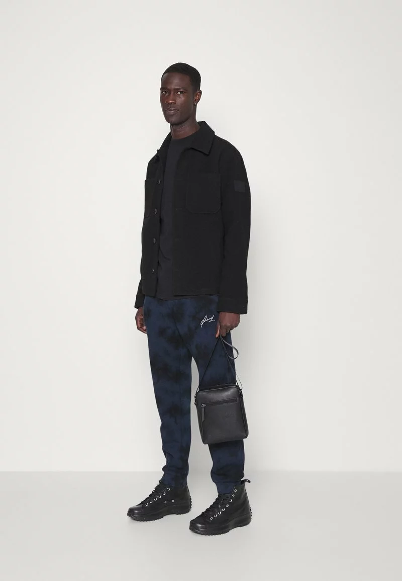 Pier One Uomo TIE DYE JOGGER - Pantaloni Sportivi - Dark Blue- Black 4 Pier One Uomo TIE DYE JOGGER - Pantaloni Sportivi - Dark Blue- Black - immagine 2